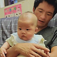 宝宝和爸爸是不是很像