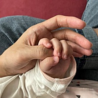 早上我妹来我家接我回娘家，我一手抱着女儿一手穿鞋子，刚好那双鞋单手比较难穿进去，我穿得有些费劲，...