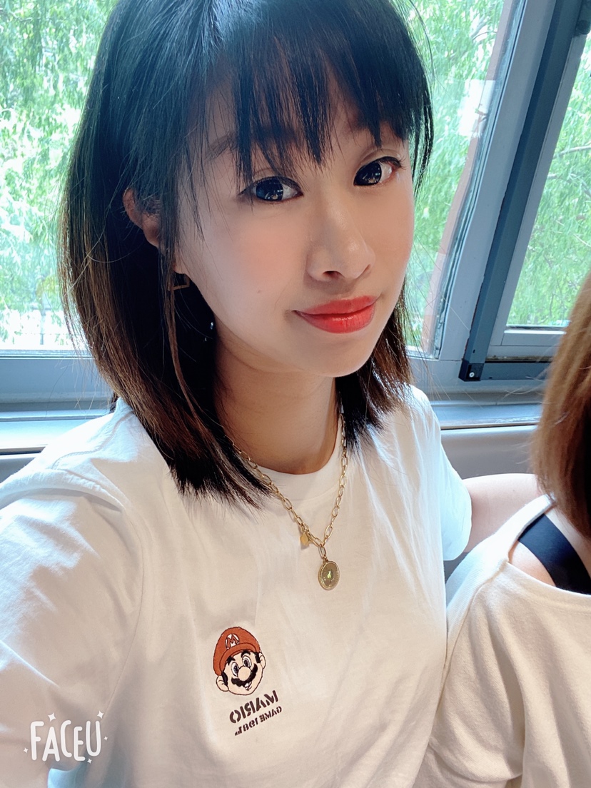 图一是我产后两个月10天出去给同学过生日的时候拍的。怀孕时候体重一路飙到145斤 现在118斤。产后全部清淡饮食荤素搭配。几乎天天赖床上看孩子。不运动。月嫂走后自己带宝宝可能太累了。白天宝宝睡觉时候我就准备自己的午饭。看看书。她醒了就陪她各种聊天玩耍。虽然只有两个月但是她很听话。会咿咿呀呀和你聊。书中说这个时候她也有一点点记忆。在探索世界。妈妈希望你做一个多维小宝宝。适当运动 多趴多爬。锻炼你的小肌肉。不让你腹胀的难受。加油。我要继续恢复 争取恢复到100斤。腹直肌 骨盆 盆底肌都没有去专业的机构修复。那就靠自己锻炼和恢复吧。加油加油所有宝妈！