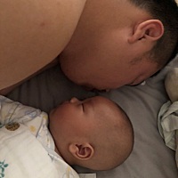 看着这个小圆头老母亲真自豪