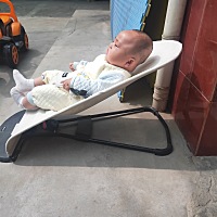 宝贝四个多月了，这几天一直喜欢用尽把头往上翻，你能告诉我，你这是要坐起来吗？想问问大家有没有和我...