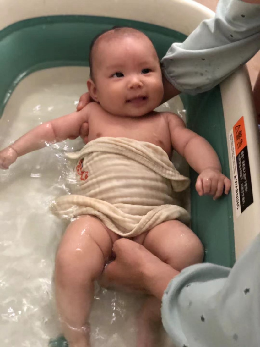 你最爱的事情当然要数洗澡澡了，你上辈子是不是一条小鱼呢？