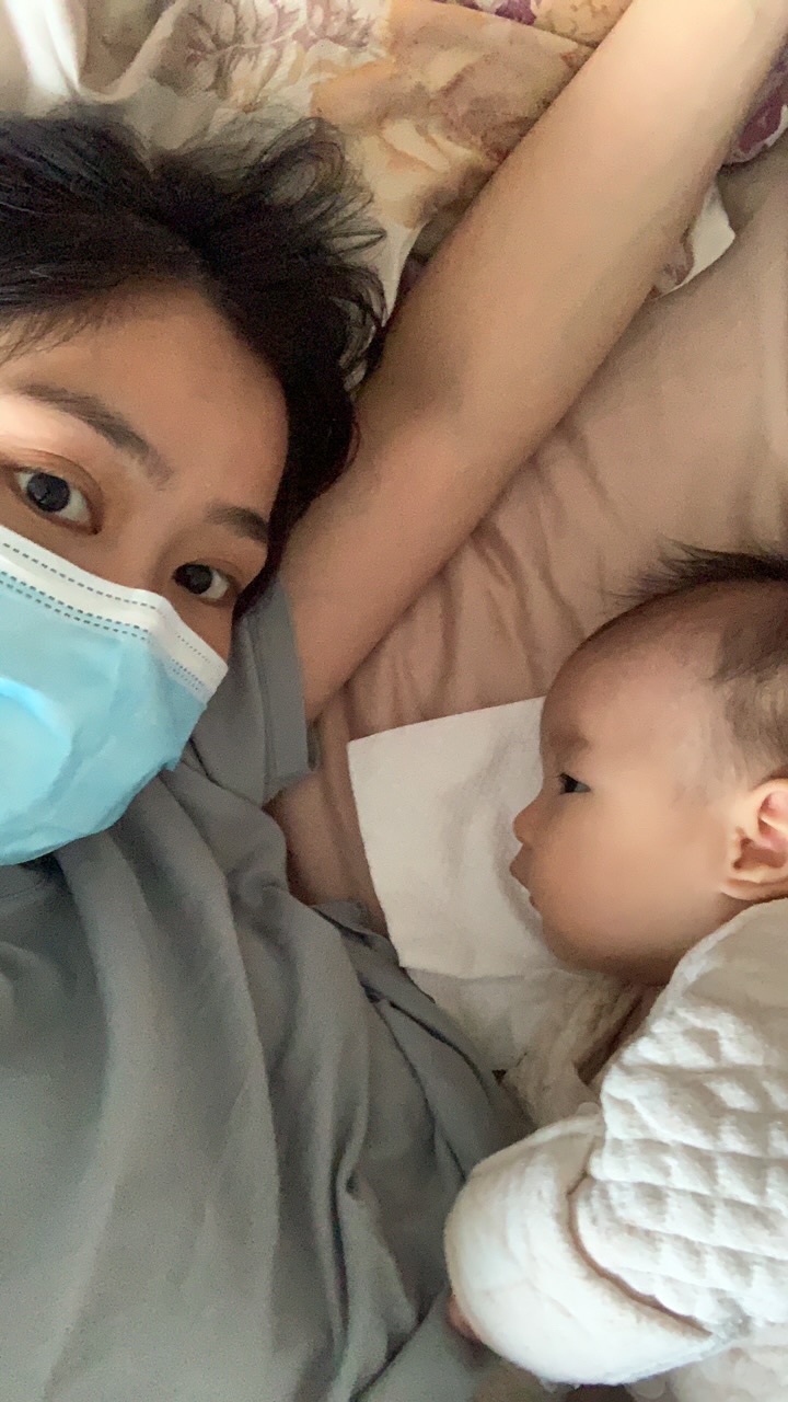 妈妈最近感冒了，带着口罩你看了好久……一个人带娃确实很累，累到饭都吃不上，自己的事情也没有任何时间去做，但我相信总会变好的啊。
