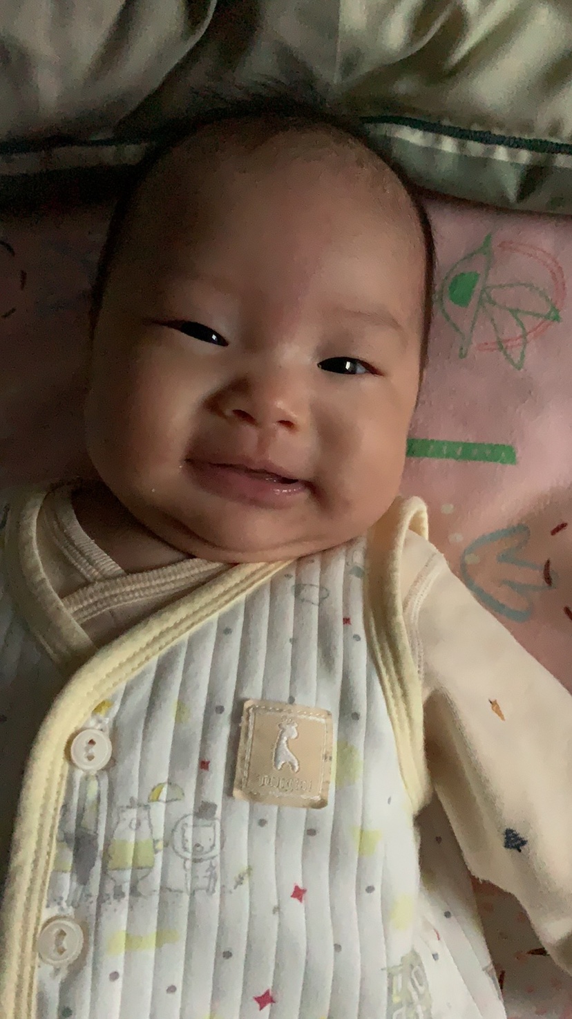 每天早上醒来只要看到爸爸妈妈，灿烂的笑容就立马出现，还会露出可爱的小梨涡。