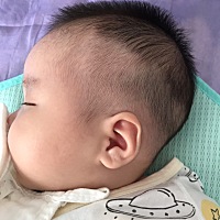 83天的宝宝，这是圆头吗，后面怎么上面高，下面凹