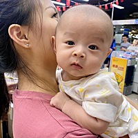 现在已经能翻半个身子了