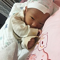 分享个人怀孕症状，前期孕吐，显怀晚，5个月才看的出来，前期喜欢酸，中期喜甜，孕吐过后很能吃，喜肉。...