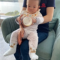 9月龄 24天，由于病毒引起的上呼吸道感染，也就是疱疹性咽峡炎，继而发了人生第一场高烧。小家伙很勇敢...