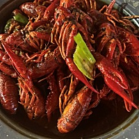 我一直觉得，夏天的时候拨着龙虾喝着啤酒是最开心的事🤣