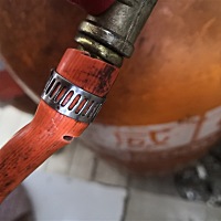 煤气煲着粥 刚好手在搅拌粥 眼睛也在看着煲 就这几秒的时间听到“吱”响 没想到是🐷（儿子）拉管拉坏...