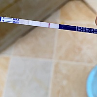 离大姨妈还有两天，今早一测就这样了，已经备孕6个月了才来，不知道会不会不准