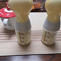 夜不黑风不高的晚上，喝了一口自己的奶，瞬间清醒(存了不少奶，想让宝宝喝最新的，旧的扔掉又有点浪费)