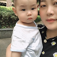 八月大的娃娃已经有自己的小心思了。喜欢吃什么不喜欢吃什么。最近不喝奶粉，只要母乳，我努力产奶。