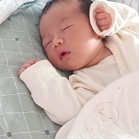 一喂奶就撕心裂肺的哭，不是都说宝宝对奶头有依赖感吗？为啥我家这个这么与众不同😭嚎的时候还一阵一...