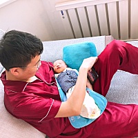 特别喜欢别人抱着，不抱就哭