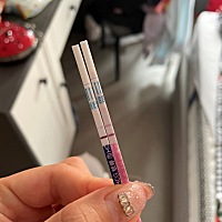 姐妹们帮忙看一下，距离大姨妈来临还差一周测试这是有没有呀？