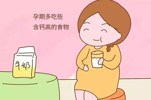 孕期合理补钙，做到以下4点：
1、食补
孕妈应食用含钙丰富的食物，含钙最丰富的食品当属奶制品，建议从孕中期开始，每日至少摄入500毫升的牛奶或相当量的奶制品。坚果类、虾皮、芝麻酱、甘蓝菜、花椰菜、豆制品也含钙较丰富，可以增加选择。