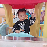 我姑娘1岁半  晚上睡觉睡觉的  突然大哭    哄又哄不了   10几分钟后她才不哭了    你们宝贝有这样情况...