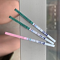 粉色是排卵测试，为什么从6月10日开始测试到18号还是有杠，姨妈末次是6月4日，按道理说是安全期，期间排...