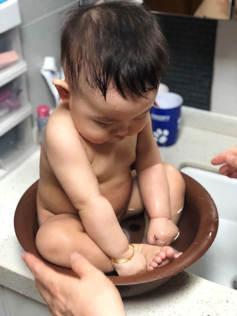 澡盆被哥哥的弄坏的玻璃门给磨坏了，奶奶给我放在这么小的脸盆里洗澡澡。嘿嘿