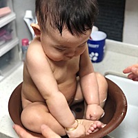嘿嘿，妈妈羞羞脸！😳 澡盆被哥哥的弄坏的玻璃门给磨坏了，奶奶给我放在这么小的脸盆里洗澡澡。嘿嘿