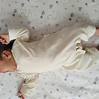还没准备衣服的宝妈们建议你们买这种连体衣，也不要那种套头穿的，连体衣太香了，衣服展开宝宝放上面然...