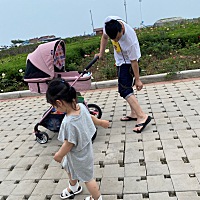 爸爸负责开车，背包，推车，哄小宝，给大宝做城堡，伺候我们吃喝，给我们洗脚，给我们穿鞋，今天表现还...