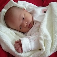 我的天使宝宝吃饱就睡 醒了就自己玩  看着你老母亲的心都被你萌化了😚😚😚