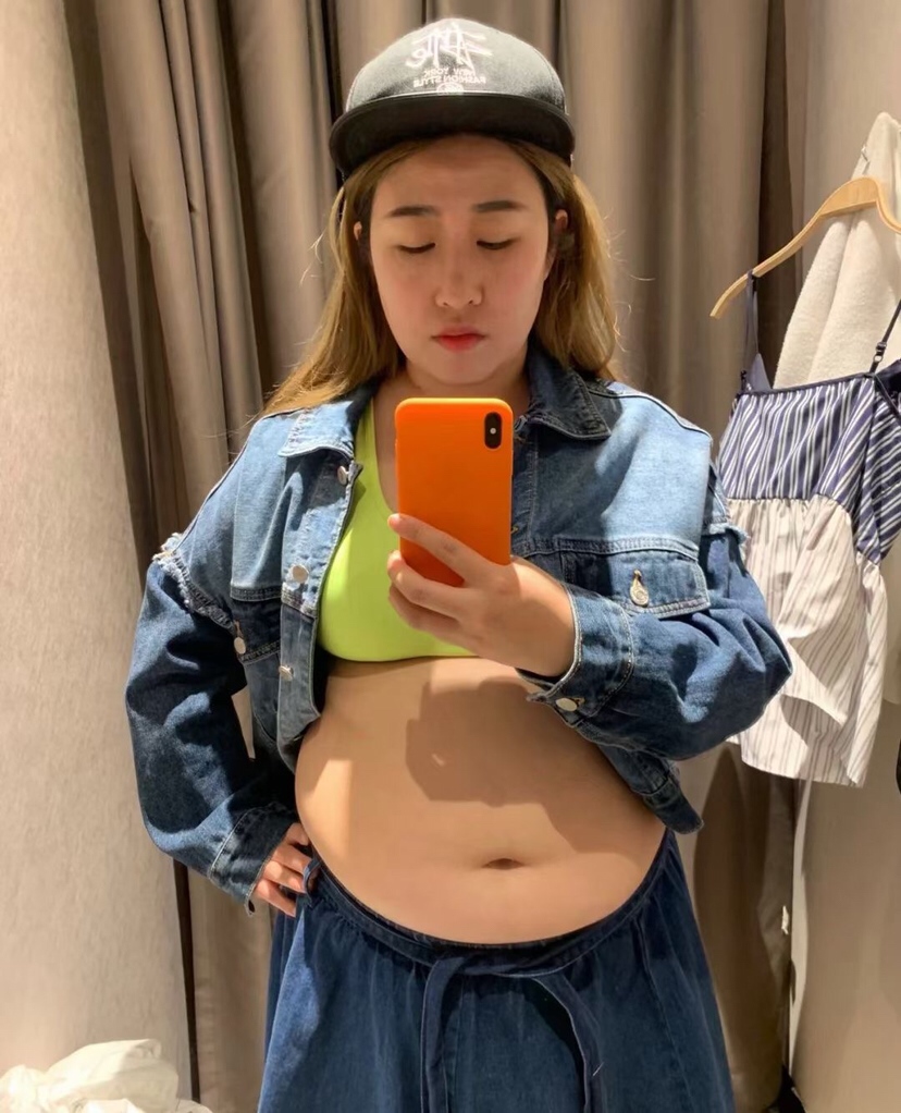 穿什么衣服都是紧身衣，肚子大穿什么都不好看，很自卑