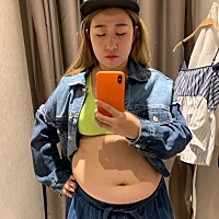 生完宝宝，肚子还巨大，我朋友都说肚子里还有一个，有150多斤，老公也嫌弃不爱碰我了 穿什么衣服都是紧...