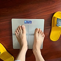 怀孕前94斤左右，生娃最重128斤，生完106斤。后期就一直在掉😰😰