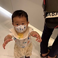 越长大越经常要抱，特别是在外面根本就不肯走路😓 你们的娃也都是这样吗？