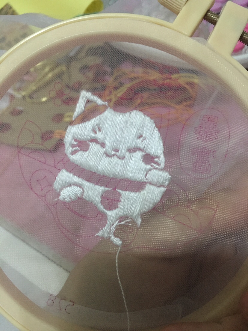 最近在绣双面绣～不太想看书，也不想打排位～晚上没事的时候弄上两针～