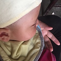 就每天吸着母乳，奶粉和米糊都不吃，很抗拒，现在好瘦7个月才13斤，哎奶瓶不肯吸。辅食也不肯吃。