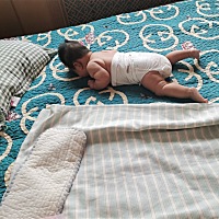 宝贝棒棒哒。妞妞小宝贝2个月 23天。我冲个奶。回来一看。居然翻过去了。是饿了。急了。没想到我的我的...