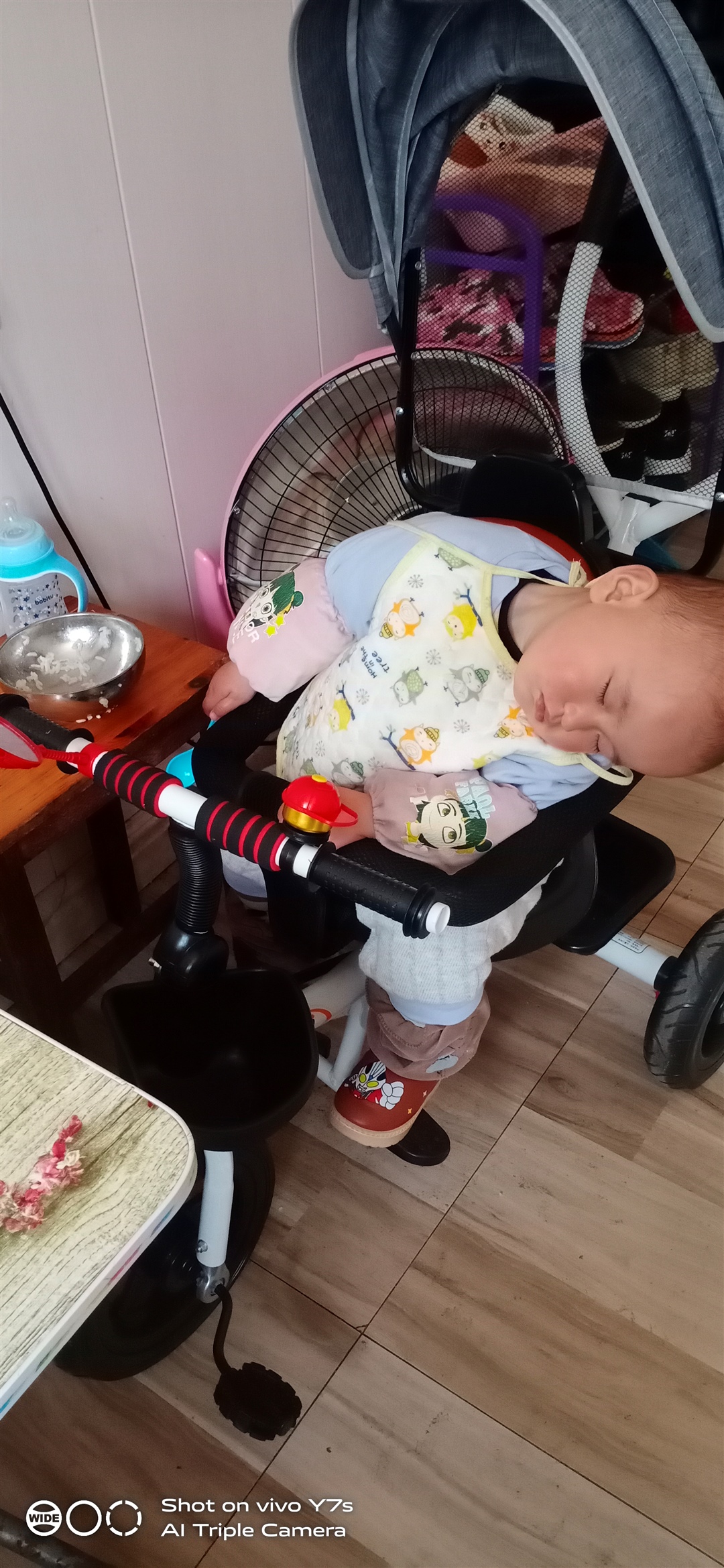 吃个饭就把自己睡着了