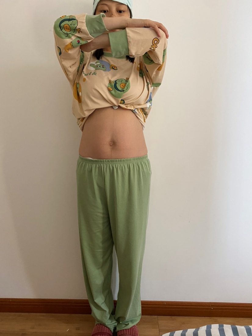 这是今天产后第三天的肚子，明显小了很多，离恢复孕前还是差得远，继续加油。