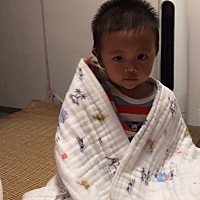 二胎男宝，臀位，提前10天破腹，出生5.5斤，有点黄疸但无需照光，只能一阵将黄的药半个月时转正常；纯母...