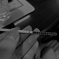 测了好几次了 晨尿能看见一点灰印 其他时间就看不到了 眼睛都看痛了 预测我后天来姨妈 好焦虑 这是前天...