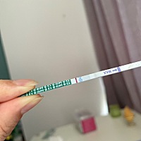 上个月月经3号来的 之前来月经的时候都会胸涨 这次反而不涨了 但是肚子有时候还有点隐隐做痛 下面有液体...