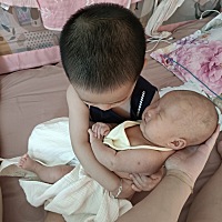 二宝出生了是个女孩，从出生到满月婆婆从来都没有抱过二宝，二宝哭的再厉害也不会过来抱一下，一片尿不...