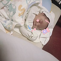 我家的小胖姑凉在她老爸身边睡得真香，我都羡了