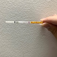 晚上7点半左右用金秀儿早早孕测试纸，出现了一条浅灰色，隔半小时又拿一条新的金秀儿测，还是一深一浅，...