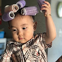 这位小朋友在十个月的时候因为妈妈凶他，他赶紧嘴巴凑上来亲了妈妈。嘿嘿，好可爱！