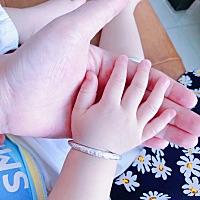 晒晒幸福！大手牵小手，开心快乐健康成长！