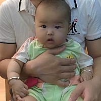 宝宝现在五个月五天了 还不愿意主动翻身 请问正常吗？平时喜欢侧着睡觉