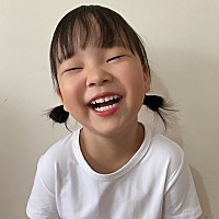 鑫姐儿今天看了一会动画片闺蜜跟男朋友回家后主动上交了手机，跟我说：妈妈我去洗漱你等我一起睡好吗？...