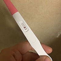 这是怀孕了吗？7月11来的月经，到现在都推迟了，每个月都会提前，这个月还没有来，试纸测了是怀孕了吗
