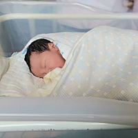 去年这个时候还在妈妈的肚子里，妈妈还吐得一塌糊涂。今年已经可以翻身，坐着，慢慢冒出妈妈的声音。