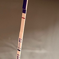 这几天试过6-7个白板，不死心的今早又测，我是先尿杯子，用试纸放进去测，再把杯子里的尿倒验孕棒上面，...